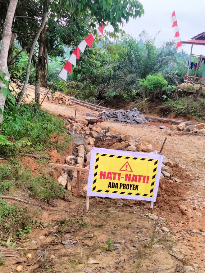 Pembangunan Parit Lingkungan RT 01 Desa Makmur Jaya Tahun 2025